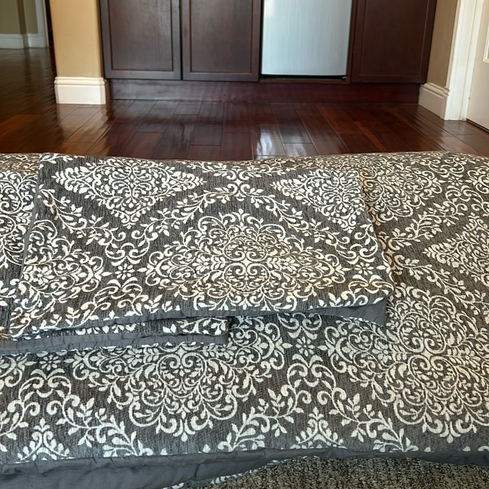 Waterford Fine Linens Queen Comforter Set